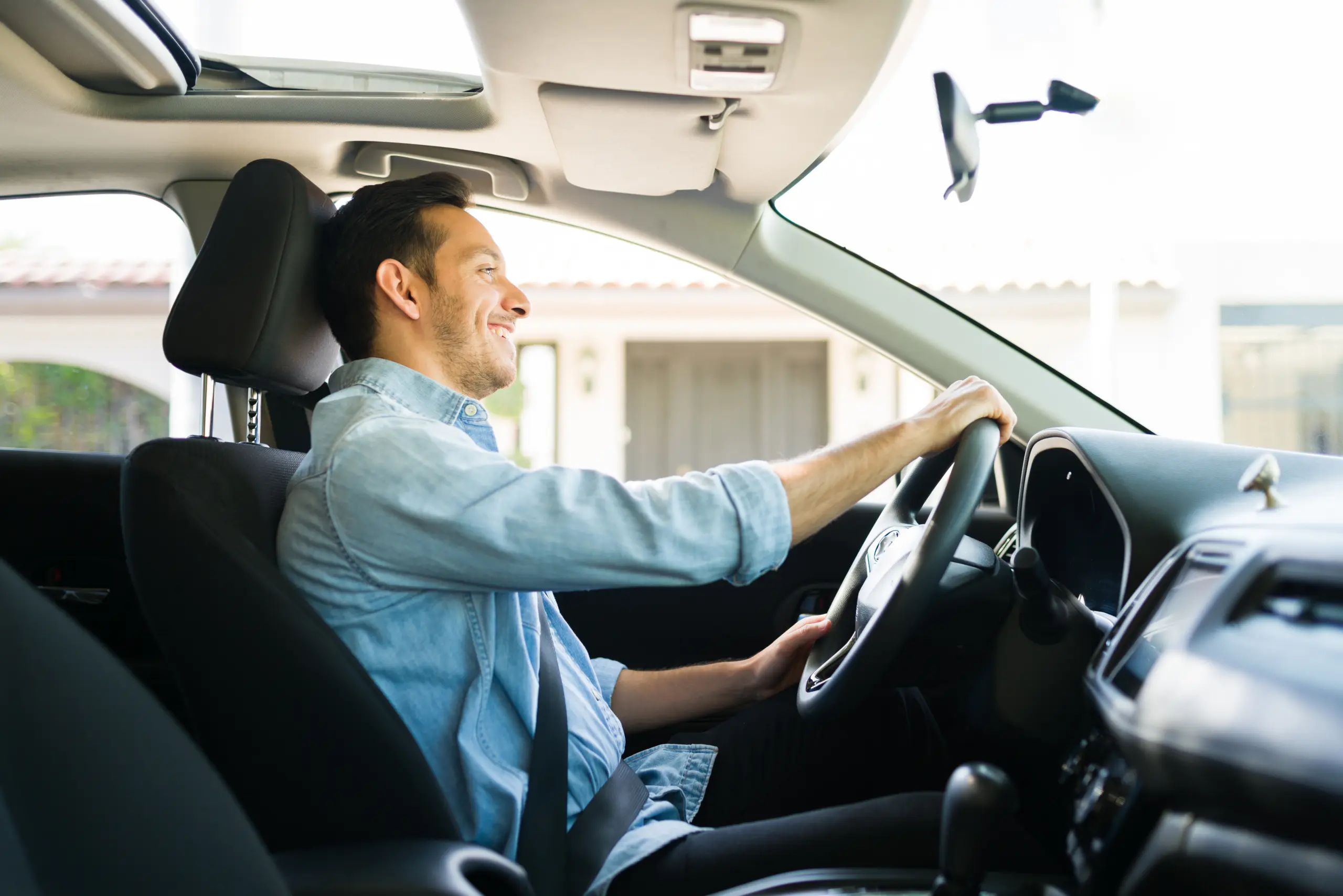 Professioneller Flottenfahrer am Steuer bei einer Fahrzeugüberführung